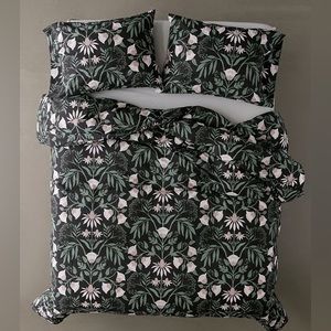 UO Camille dark floral duvet cover & pillow shams Full / Queen Like New